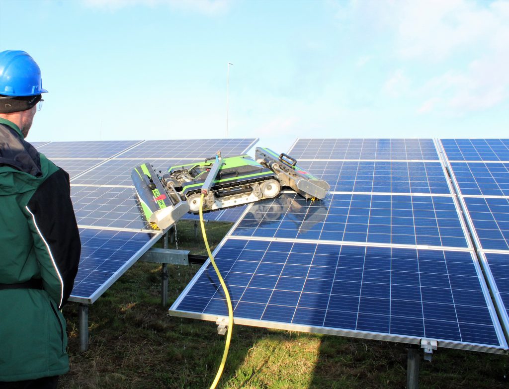 Reinigen zonnepanelen van grondgebonden zonnepark met robot