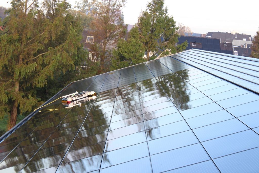 reiniging zonnepanelen schuin dak met robot