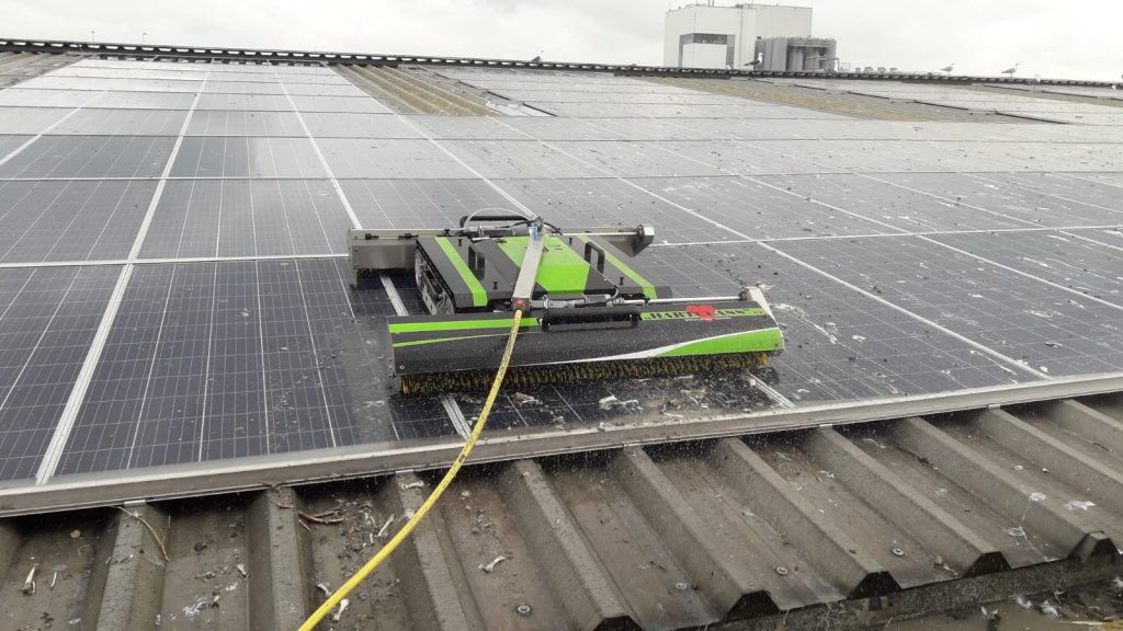 schoonmaak zeer vervuilde zonnepanelen op schuin bedrijfsdak