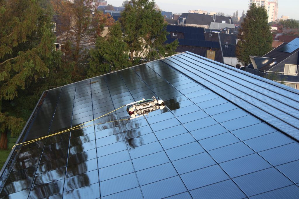 zonnepark reinigen op licht hellend dak met reinigingsrobot