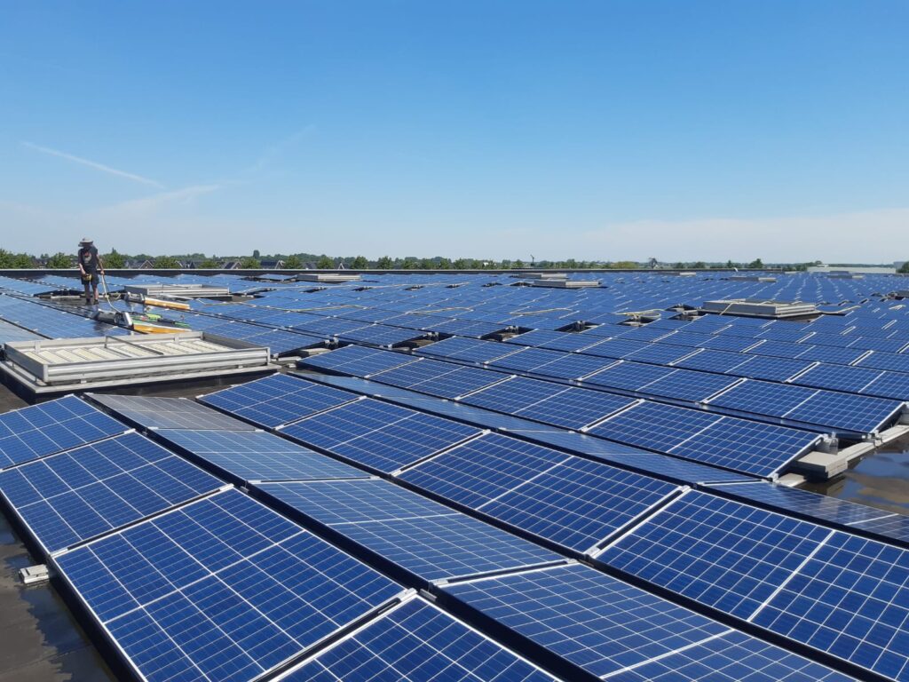 foto reinigen zonnepanelen industrieel dak