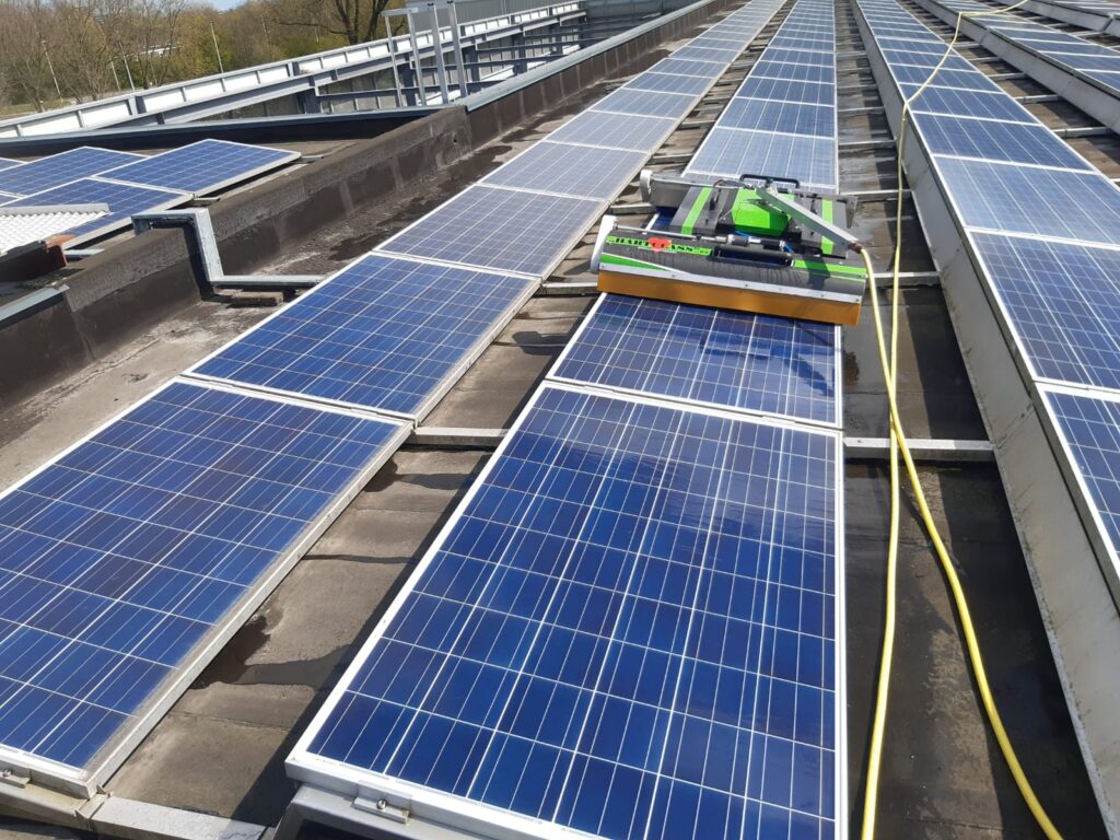 Schoonmaak zonnepanelen industrieel plat dak