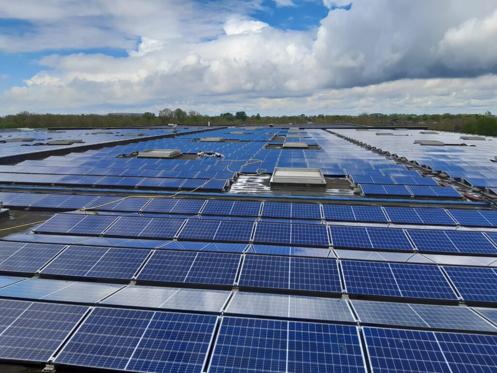 Schoonmaak zonnepanelen industrieel plat dak