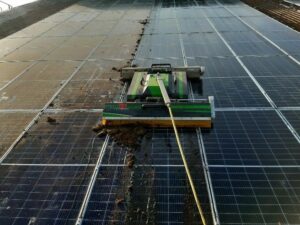 reinigen zonnepanelen met robot