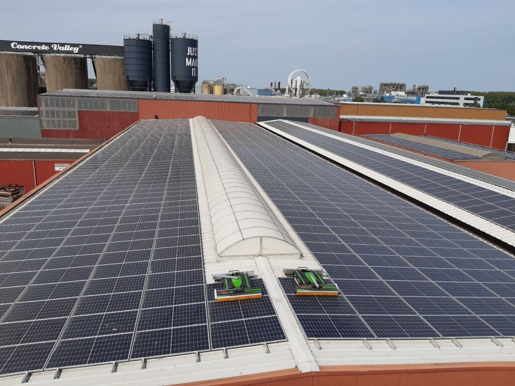 Schoonmaak zonnepanelen op groot dak met 12 dakvlakken