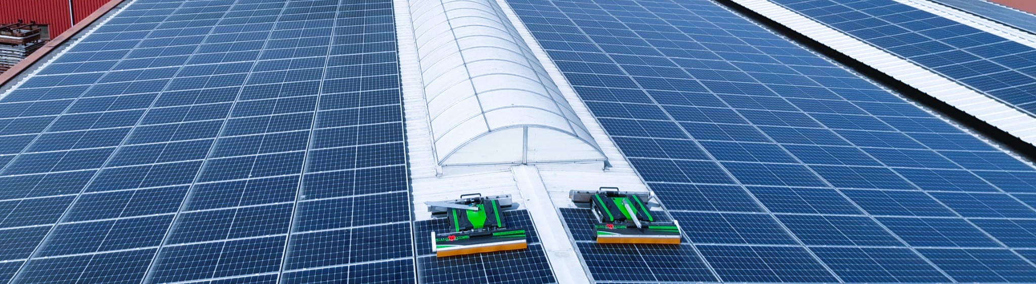 schoonmaak zonnepanelen staldak met 2 robots